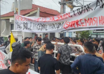 Aksi demonstrasi di Kejari Padang, Jumat (11/7/2026k