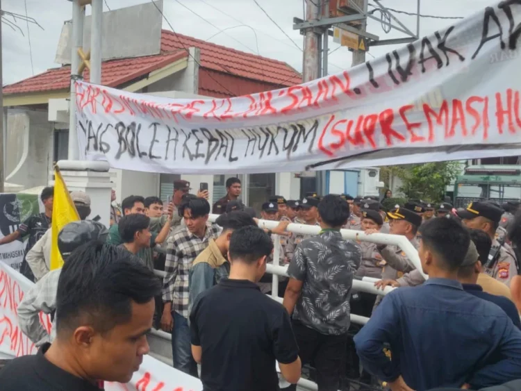 Aksi demonstrasi di Kejari Padang, Jumat (11/7/2026k