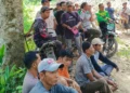 Kebersamaan masyarakat dalam Gerakan Langit Biru Indonesia Asri Demokrat Pessel Bersihkan Jalan Antar Nagari di Linggo Sari Baganti, Jumat (17/7/2026)