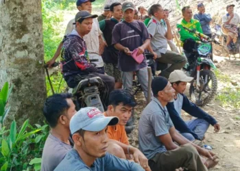 Kebersamaan masyarakat dalam Gerakan Langit Biru Indonesia Asri Demokrat Pessel Bersihkan Jalan Antar Nagari di Linggo Sari Baganti, Jumat (17/7/2026)