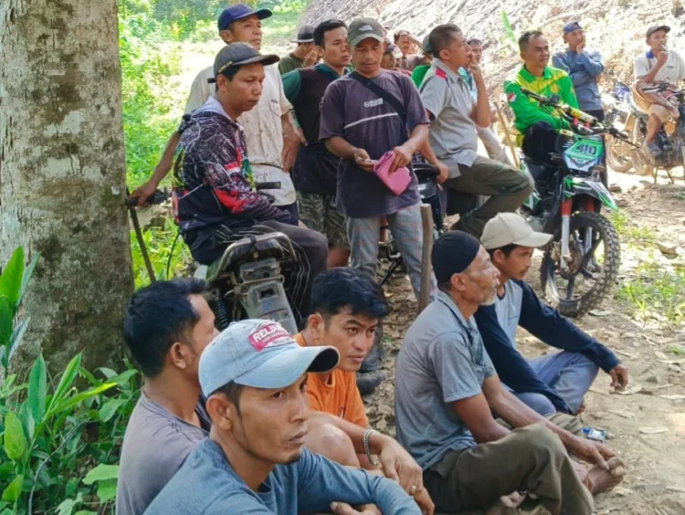 Kebersamaan masyarakat dalam Gerakan Langit Biru Indonesia Asri Demokrat Pessel Bersihkan Jalan Antar Nagari di Linggo Sari Baganti, Jumat (17/7/2026)