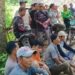Kebersamaan masyarakat dalam Gerakan Langit Biru Indonesia Asri Demokrat Pessel Bersihkan Jalan Antar Nagari di Linggo Sari Baganti, Jumat (17/7/2026)