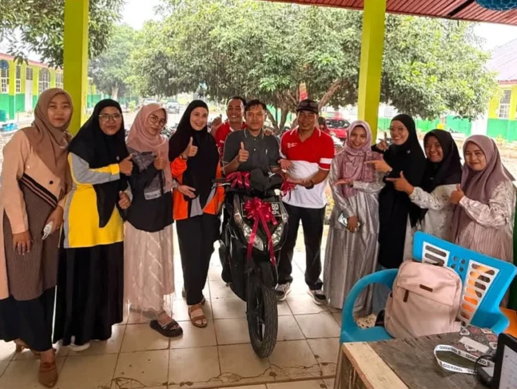 Hamdani guru honorer MTsN 10 Pessel dapat hadiah motor dari rekan guru