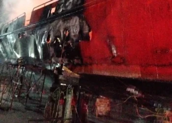 Kebakaran KN SAR Ramawijaya 240, di galangan kapal PT Proskuneo Kadarusman, Jakarta Utara, Rabu (22/7/2026) malam.
