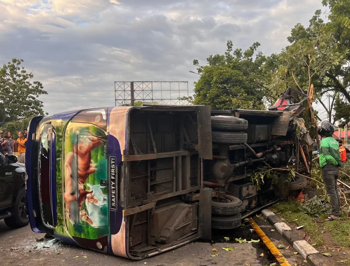 Mikrobus Alisma Rute Pariaman-Padang Hilang Kendali di Lubuk Buaya, Delapan Penumpang Dilaporkan Terluka