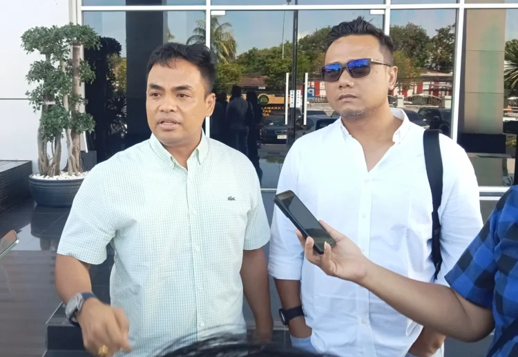 Kuasa hukum BSN, Hermansyah Hutagalung dan Daniel Panggabean saat mendatangi Kantor Kejati Sumbar, Kamis (23/7/2026).