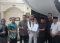 Beny Saswin Nasrun usai mendapat status Tahanan Kota dengan jaminan Anggota Komisi III DPR RI, Hinca Panjaitan, didampingi Kuasa Hukum Hermansyah Hutagalung dan Daniel Panggabean di kediamannya, Jumat (24/7/2026).