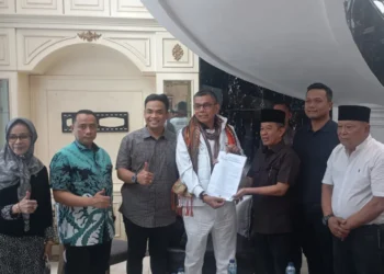 Beny Saswin Nasrun usai mendapat status Tahanan Kota dengan jaminan Anggota Komisi III DPR RI, Hinca Panjaitan, didampingi Kuasa Hukum Hermansyah Hutagalung dan Daniel Panggabean di kediamannya, Jumat (24/7/2026).
