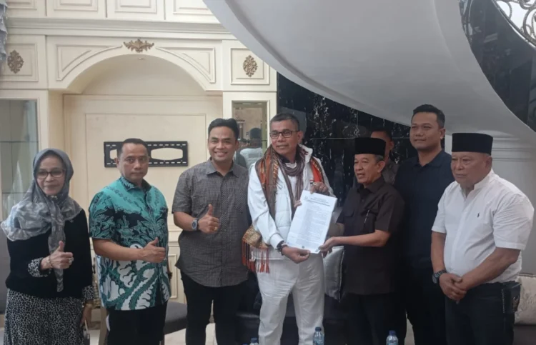 Beny Saswin Nasrun usai mendapat status Tahanan Kota dengan jaminan Anggota Komisi III DPR RI, Hinca Panjaitan, didampingi Kuasa Hukum Hermansyah Hutagalung dan Daniel Panggabean di kediamannya, Jumat (24/7/2026).