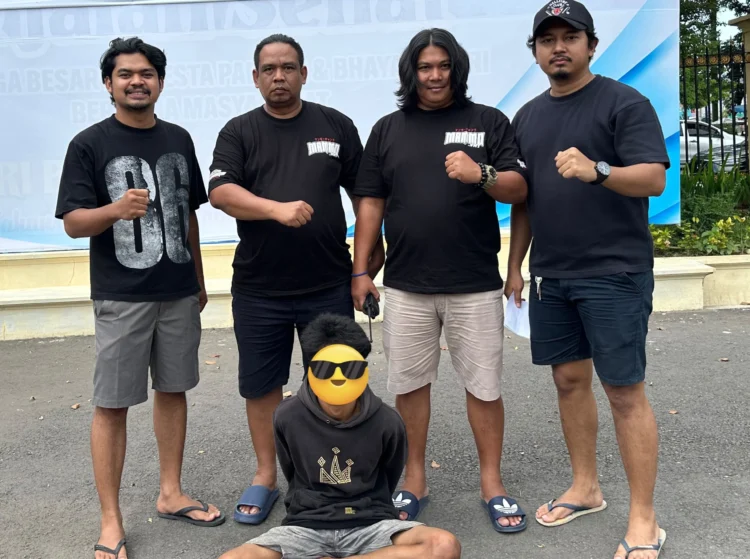 Tersangka saat diamankan di Polresta Padang, Rabu (23/7/2026)