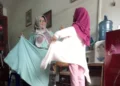 Guru pembimbing SMP SDI Silungkang, Mahat Marirani, S.S., melatih sejumlah siswa dalam pembelajaran storytelling bahasa Inggris di lapangan sekolah, Kota Sawahlunto. Di tengah keterbatasan fasilitas, lapangan sekolah dimanfaatkan sebagai ruang belajar untuk mengasah pelafalan, intonasi, ekspresi, dan keberanian siswa tampil di depan umum.