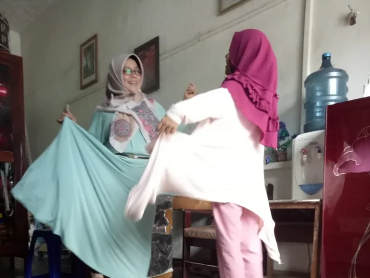 Guru pembimbing SMP SDI Silungkang, Mahat Marirani, S.S., melatih sejumlah siswa dalam pembelajaran storytelling bahasa Inggris di lapangan sekolah, Kota Sawahlunto. Di tengah keterbatasan fasilitas, lapangan sekolah dimanfaatkan sebagai ruang belajar untuk mengasah pelafalan, intonasi, ekspresi, dan keberanian siswa tampil di depan umum.