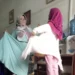 Guru pembimbing SMP SDI Silungkang, Mahat Marirani, S.S., melatih sejumlah siswa dalam pembelajaran storytelling bahasa Inggris di lapangan sekolah, Kota Sawahlunto. Di tengah keterbatasan fasilitas, lapangan sekolah dimanfaatkan sebagai ruang belajar untuk mengasah pelafalan, intonasi, ekspresi, dan keberanian siswa tampil di depan umum.