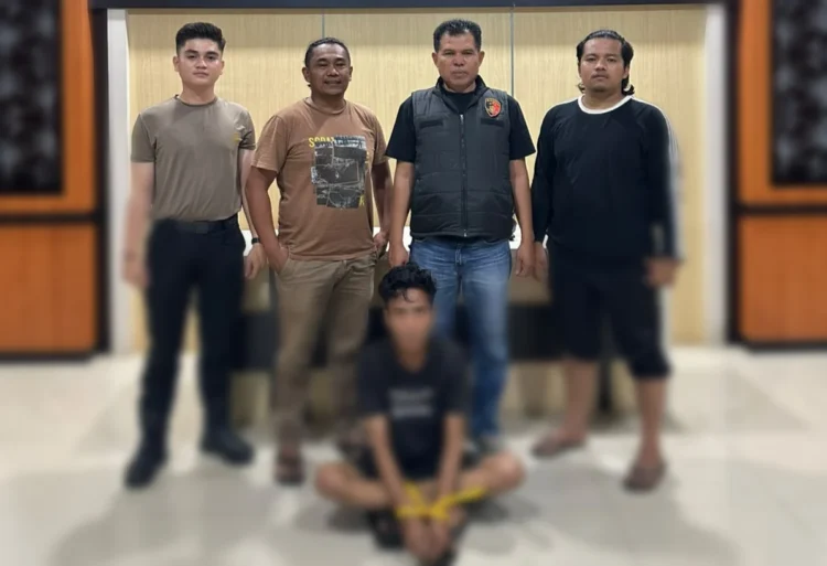 Tersangka saat diamankan Polres Pessel (istimewa)