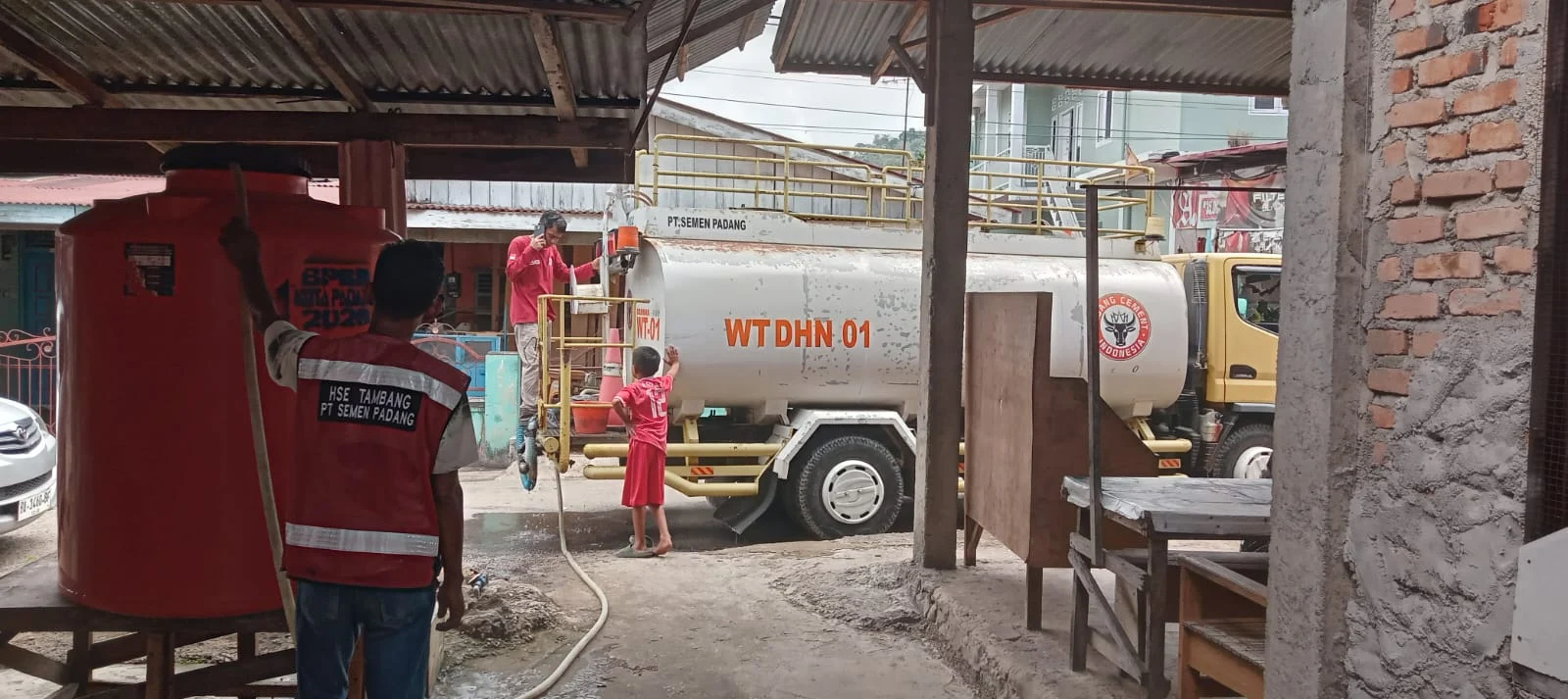 Warga Lambung Bukik Masih Krisis Air, PT Semen Padang Salurkan 8.000 Liter Air Bersih