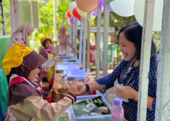 Akademisi Empat Kampus Hibur Anak-anak Penyintas Banjir SD Bustanul Ulum Semen Padang Lewat ASPIKOM CARE 2026