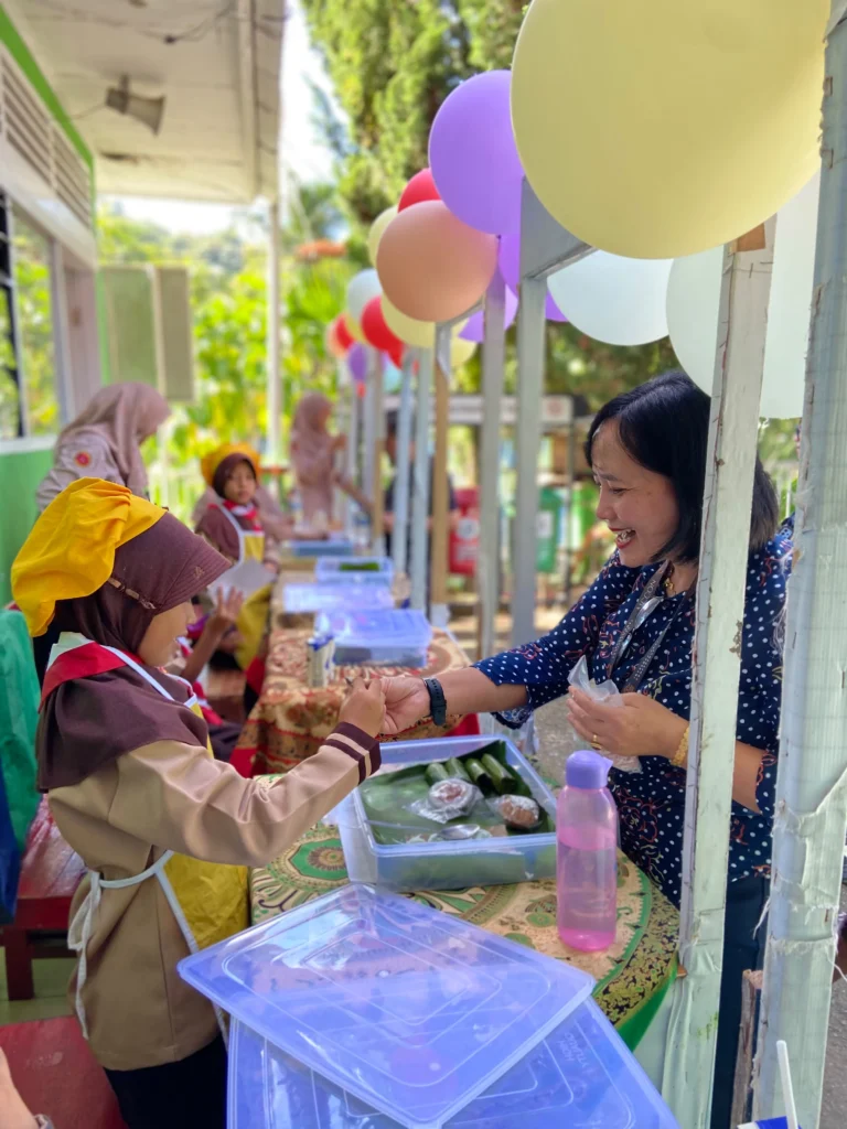 Akademisi Empat Kampus Hibur Anak-anak Penyintas Banjir SD Bustanul Ulum Semen Padang Lewat ASPIKOM CARE 2026