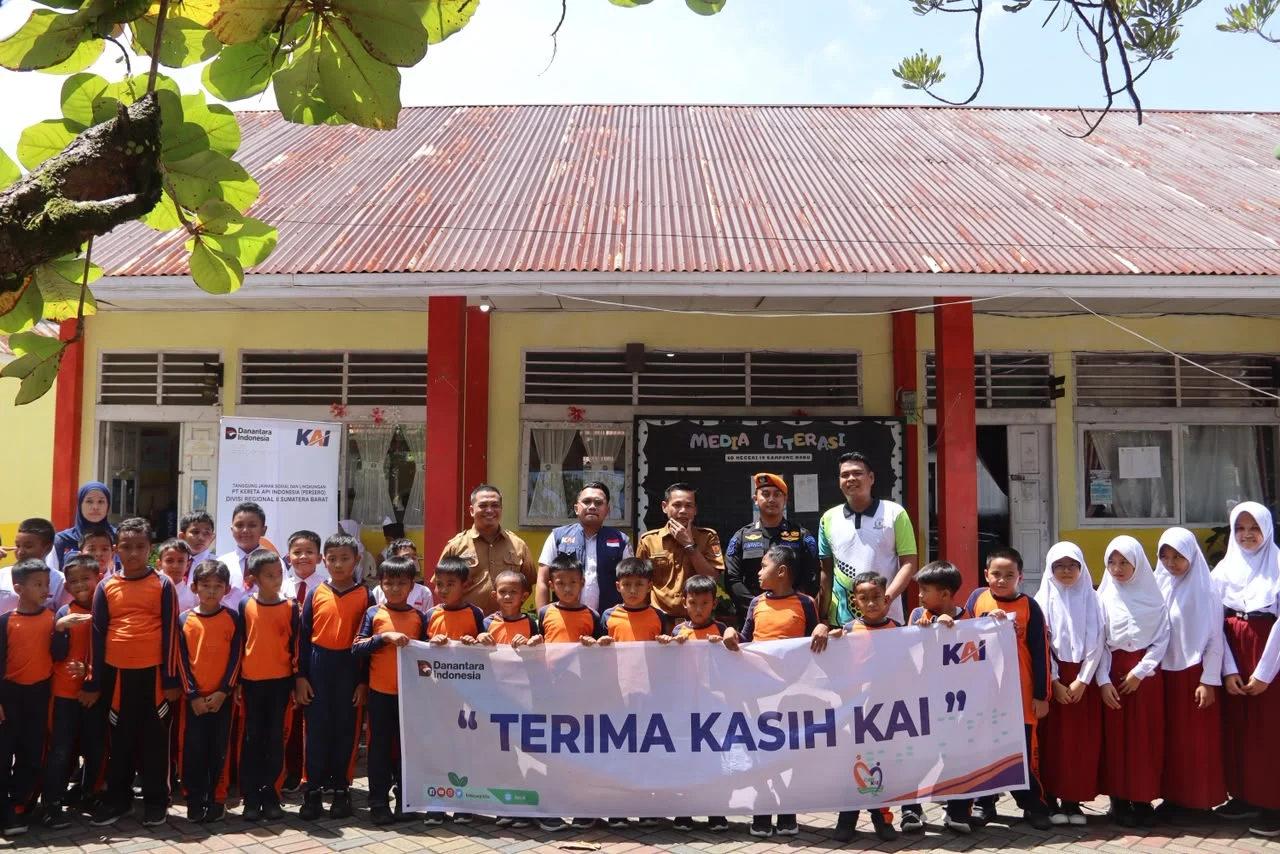 KAI Divre II Sumbar Kembali Salurkan Bantuan TJSL untuk Dukung Pendidikan, Sarana Ibadah, dan Pemberdayaan Masyarakat