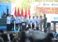 Presiden Republik Indonesia, Prabowo Subianto (tengah) secara simbolis melakukan penekanan tombol dalam Launching & Groundbreaking Program PLTS 100 GWp di Gilimanuk, Bali pada Selasa (25/8).
