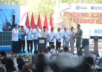 Presiden Republik Indonesia, Prabowo Subianto (tengah) secara simbolis melakukan penekanan tombol dalam Launching & Groundbreaking Program PLTS 100 GWp di Gilimanuk, Bali pada Selasa (25/8).