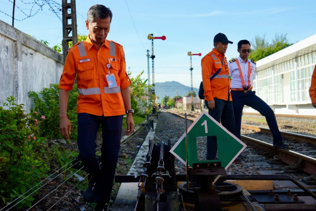 Antisipasi Cuaca Ekstrem, KAI Divre II Sumbar Lakukan Pemeriksaan Lintas Jalur Kereta Api Padang–Bukit Putus