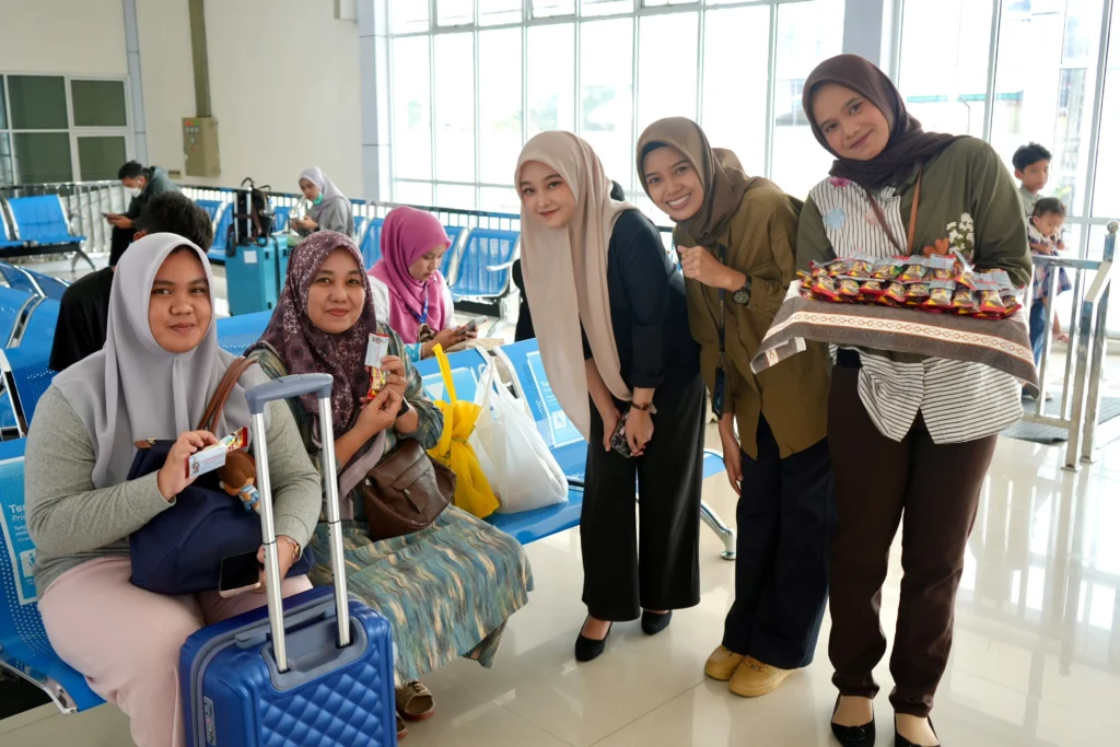 Semarak Hari Jadi Kota Padang ke-357, KAI Divre II Sumbar Sapa Pelanggan dengan Berbagi Apresiasi di Stasiun Padang