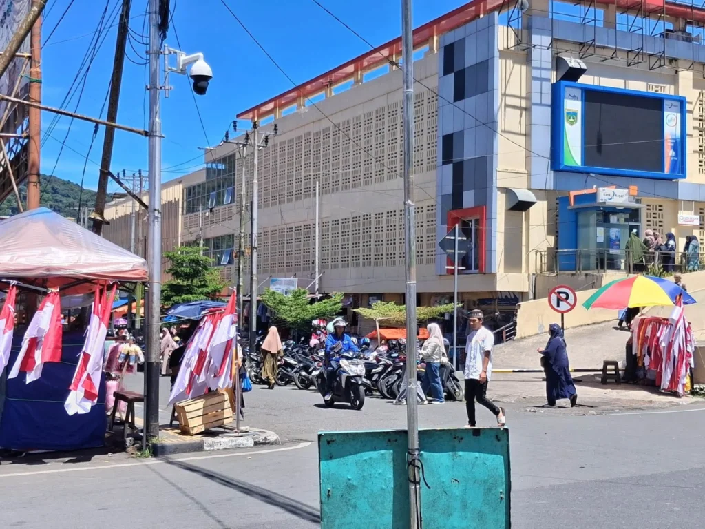 Jelang HUT ke-81 RI, Lapak Bendera Mulai Semarak di Pasar Pusat Padang Panjang
