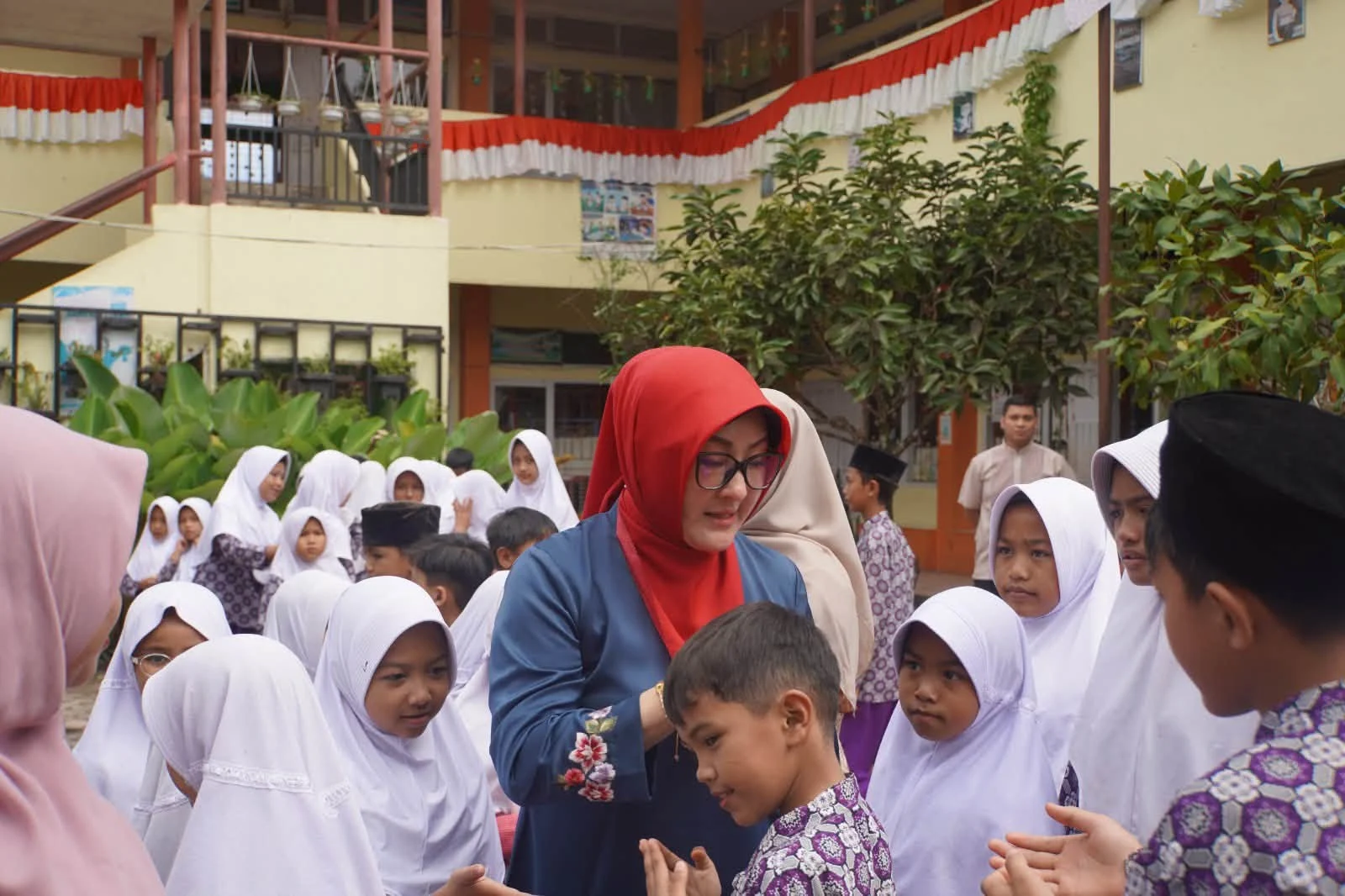 Dukung Gizi Anak, TP-PKK Padang Panjang Bagikan 900 Butir Telur ke Sekolah