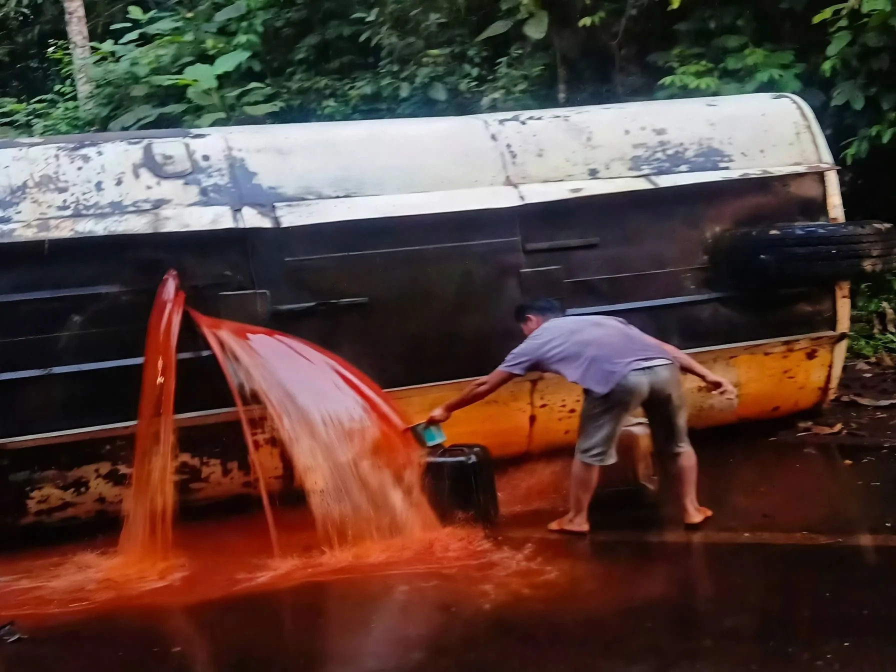 CPO Tumpah Akibat Truk Gagal Nanjak di Sibingke, Arus Padang-Painan Dialihkan Lewat Mandeh