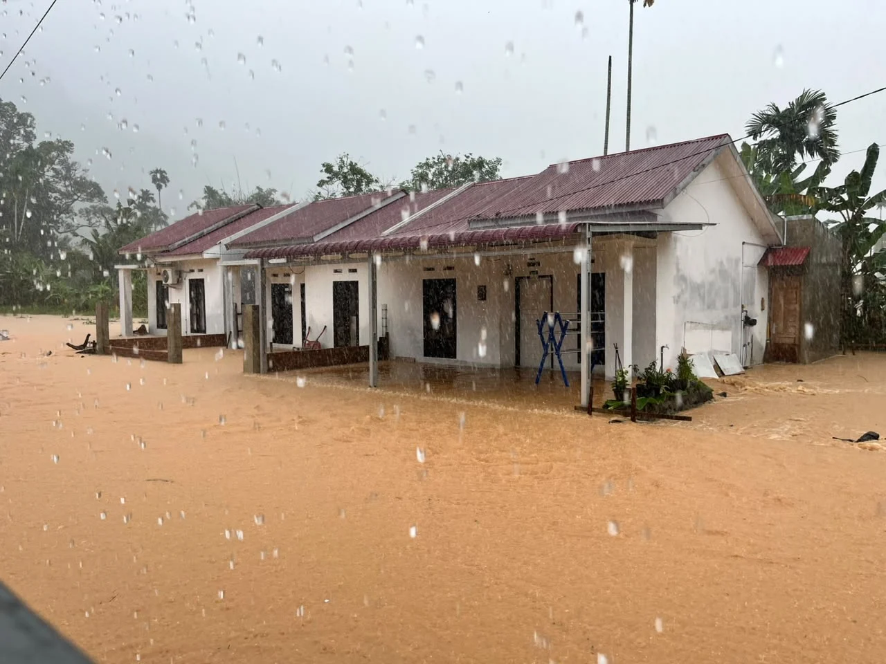 Hujan Tak Kunjung Reda, Perumahan Permata Utama Lubuk Minturun Kembali Terendam, Warga Desak Penanganan Banjir