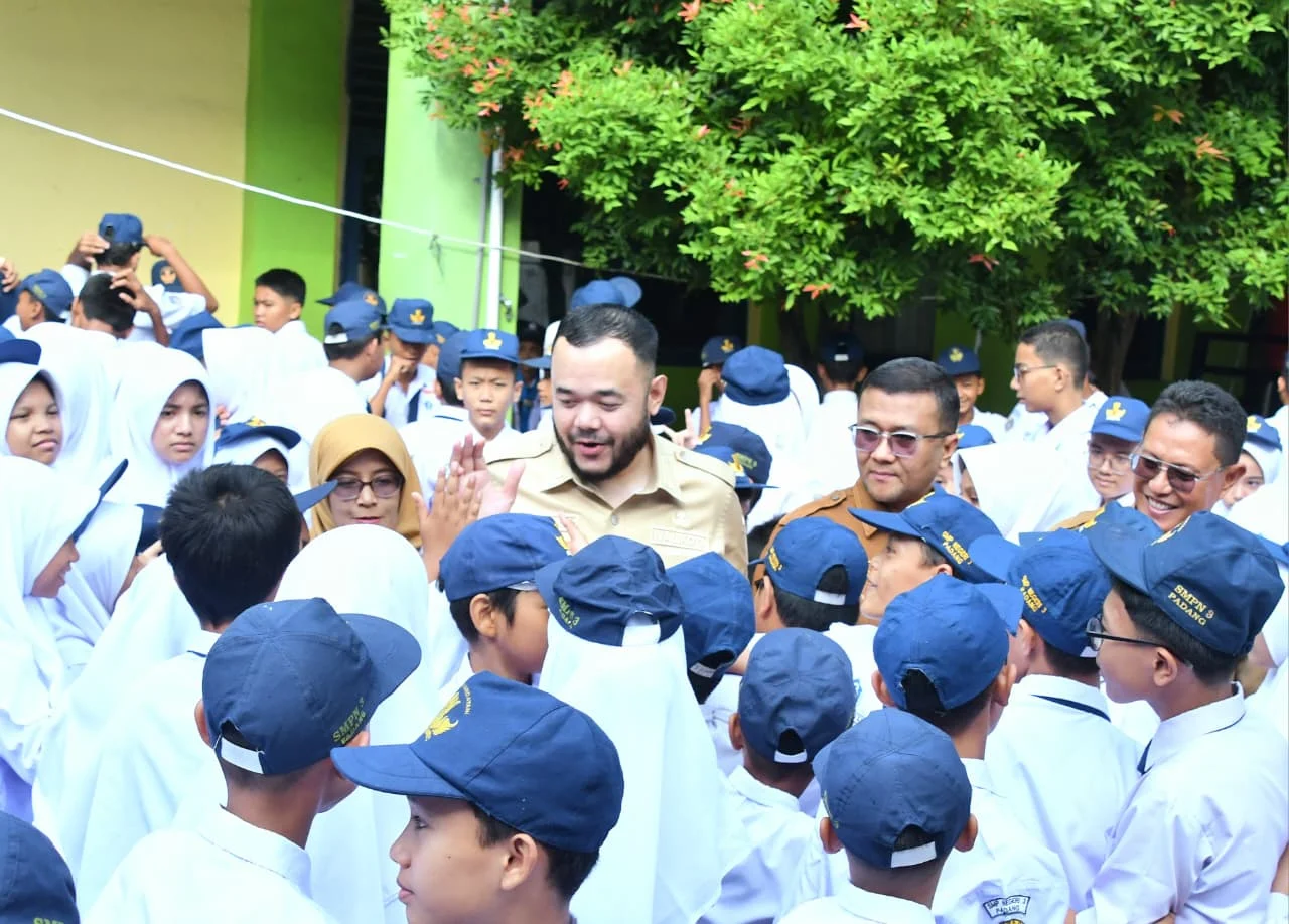 Ringankan Beban Orang Tua, Pemko Padang Serahkan Seragam Sekolah Gratis kepada 103 Siswa SMPN 3