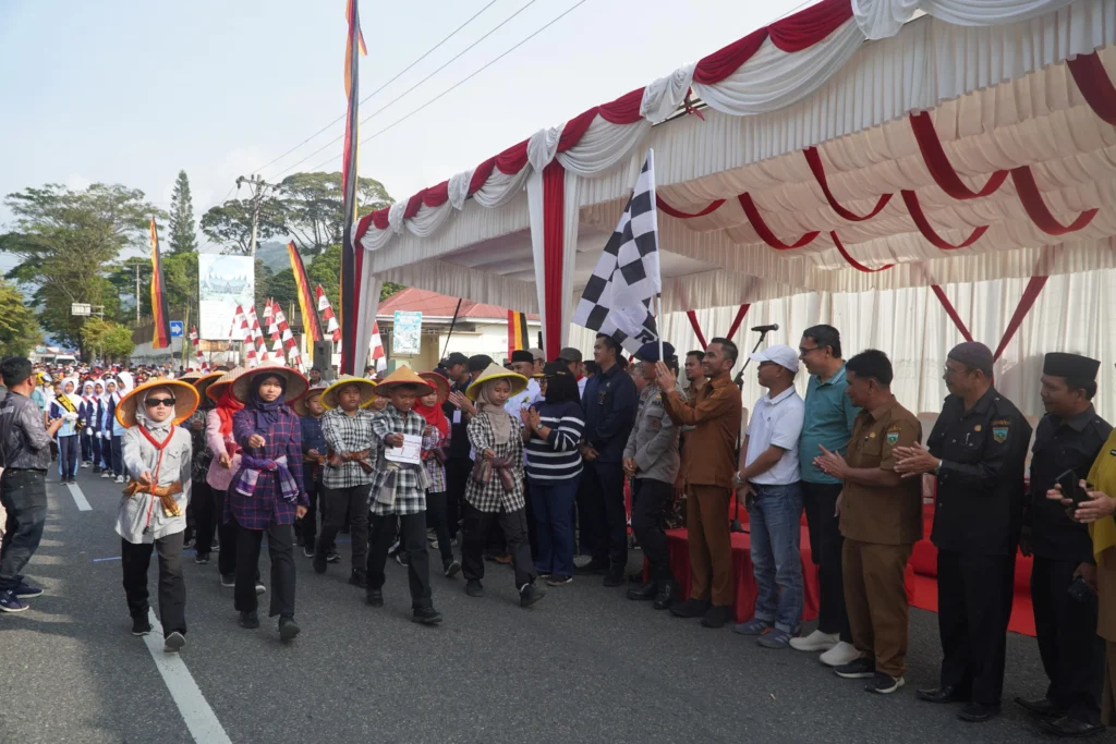 Semarak HUT RI, Ratusan Pelajar Unjuk Kekompakan di Gerak Jalan Tepat Waktu