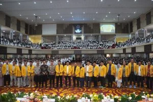 Tutup PKKMB 2026, Rektor UNP Ingatkan Mahasiswa Belajar Menghargai