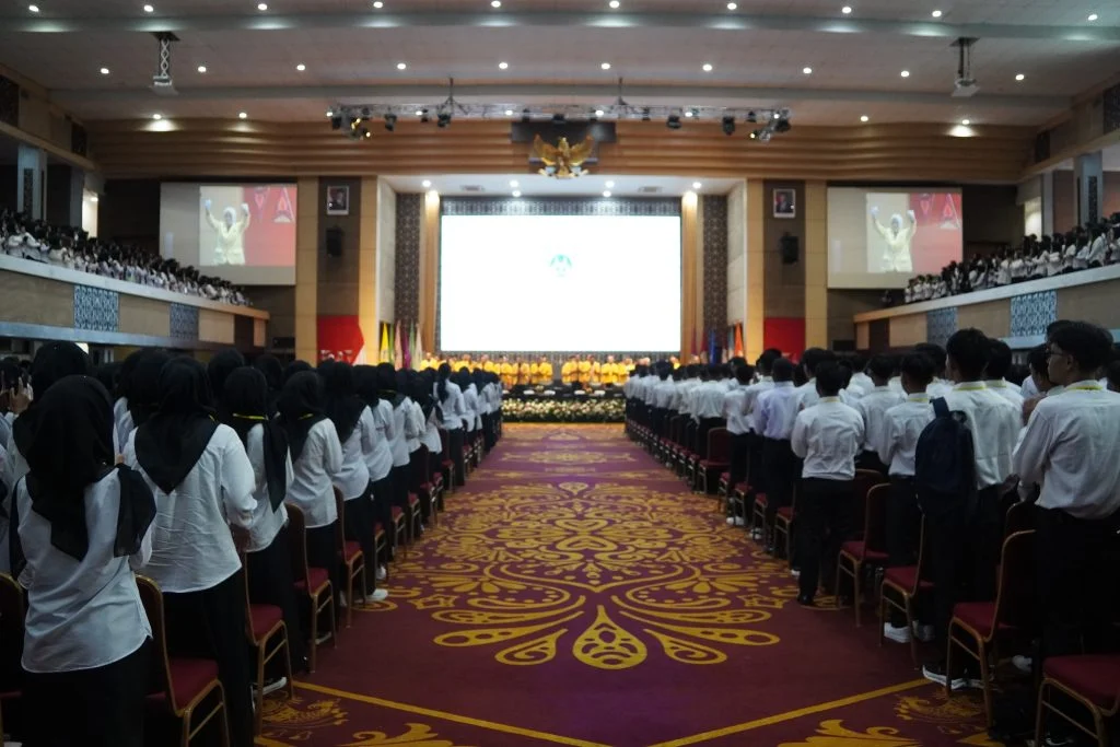Buka PKKMB Gugus 2, Rektor UNP Sebut Setiap Mahasiswa Punya Kesempatan Sama Kembangkan Diri dan Gapai Cita