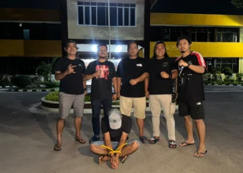 Tersangka saat diamankan di Polresta Padang