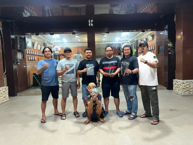 Tersangka saat diamankan Polresta Padang