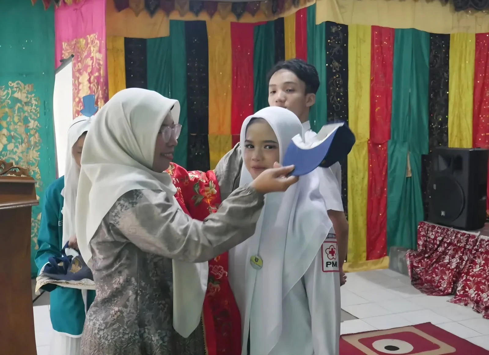 123 Siswa Baru SMPN 11 Padang Terima Seragam Gratis, Progul Padang Juara Perkuat Akses Pendidikan dan Pembinaan Prestasi