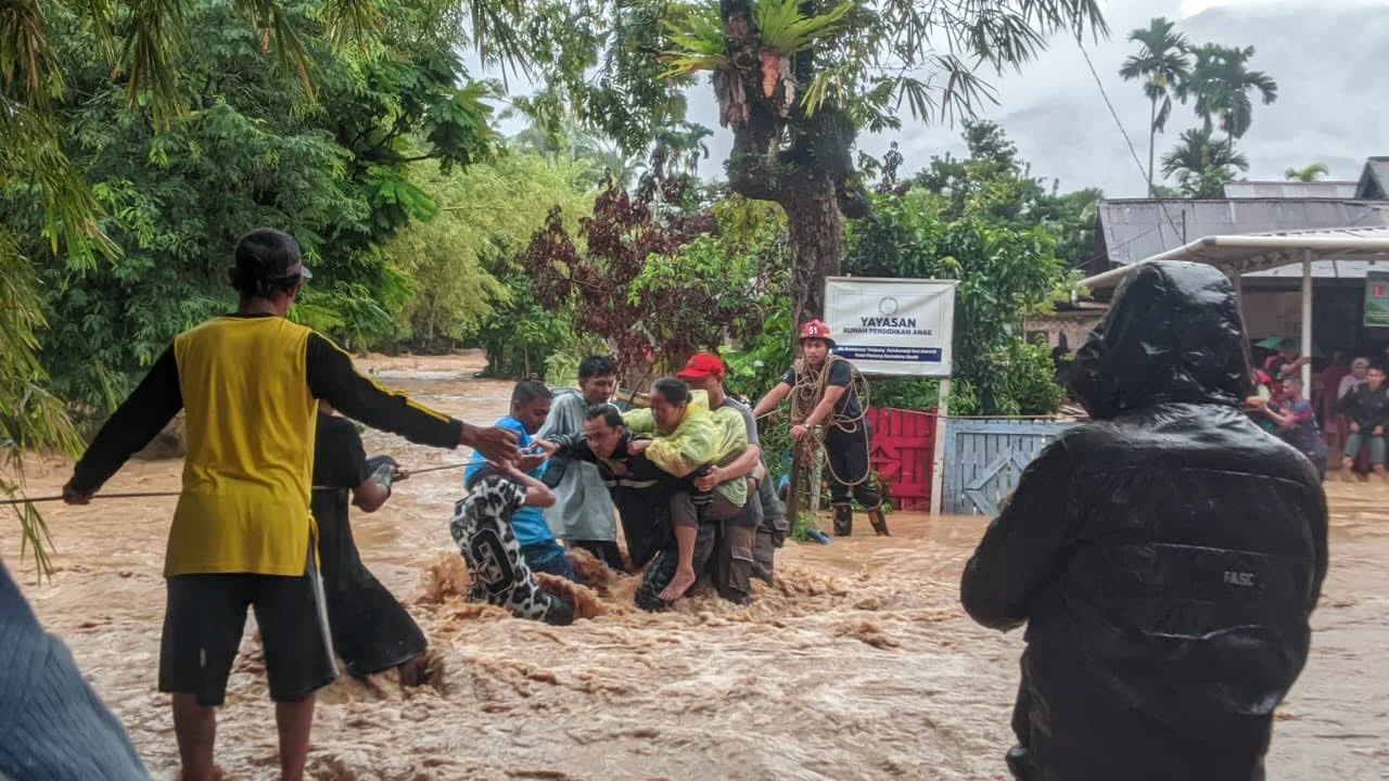 Banjir Rendam Sejumlah Wilayah di Kota Padang, BPBD dan Pemerintah Kecamatan Evakuasi Warga Terdampak