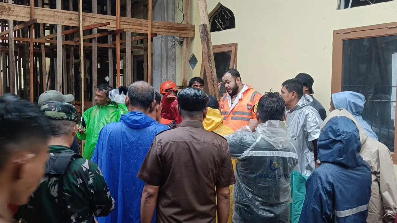 Wali Kota Padang Tinjau Banjir di Guo Kuranji, Seluruh Perangkat Daerah Disiagakan Tangani Dampak Cuaca Ekstrem