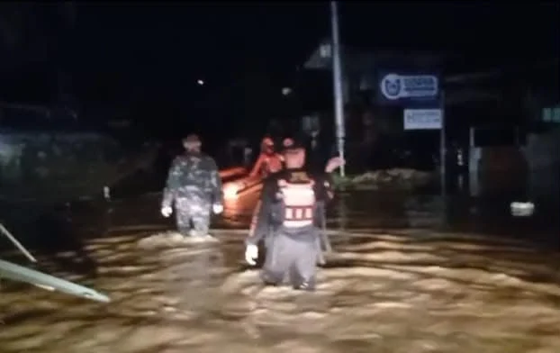 BPBD Padang dan Tim SAR Gabungan Evakuasi Lima Warga Terjebak Banjir di Aie Pacah