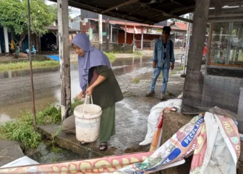 Warga Jalan DPR Dadok Tunggul Hitam membersihkan rumah, Selasa (4/8/2026)