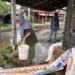 Warga Jalan DPR Dadok Tunggul Hitam membersihkan rumah, Selasa (4/8/2026)