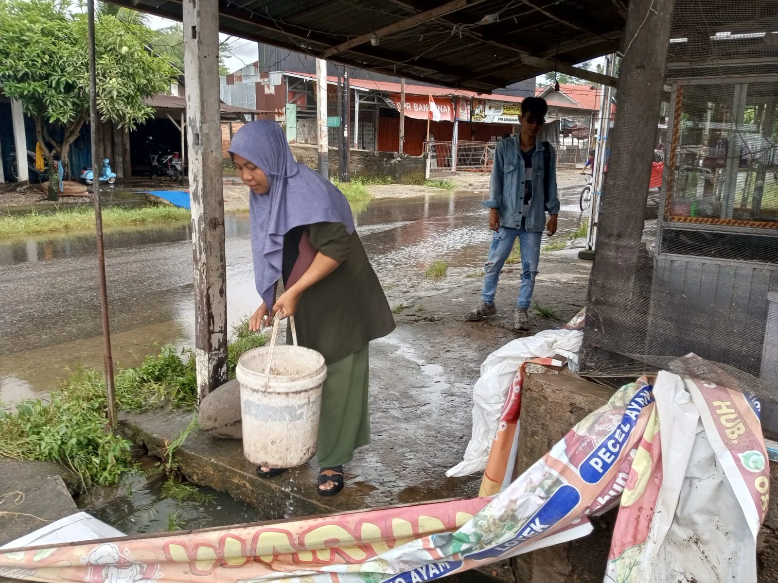 Banjir Rendam Rumah hingga Seleher, Warga Jalan DPR Dadok Tunggul Hitam Minta Drainase Segera Dibenahi