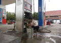 Petugas membersihkan Pompa yang terendam banjir di SPBU Air Pacah, Selasa (4/8/2026)