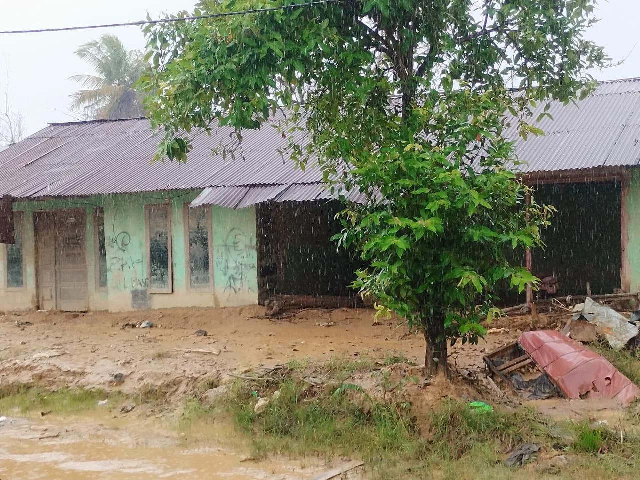 Trauma Banjir 2025 Belum Hilang, Warga Tabiang Banda Gadang Kembali Berjibaku Bersihkan Lumpur