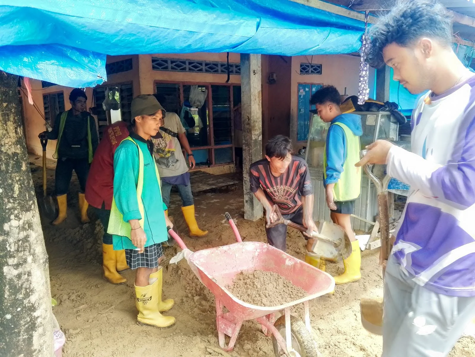 Hujan Deras Tinggalkan Sedimen, PUPR Padang Kebut Pembersihan Drainase dan Permukiman