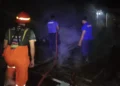 Petugas saat menangani kebakaran rumah di Salido Pessel, Sabtu (8/8/2026)