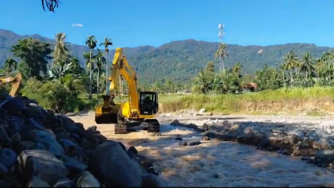 PUPR Padang Gerak Cepat Tangani Tanggul Jebol dan Material Banjir