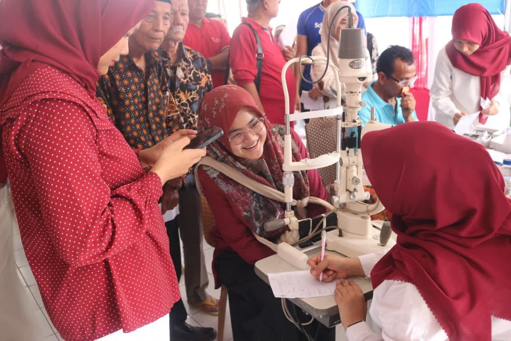 Bakti Kemerdekaan Angkatan 45, 150 Warga Padang Dapat Layanan Pemeriksaan Mata dan Kacamata Gratis