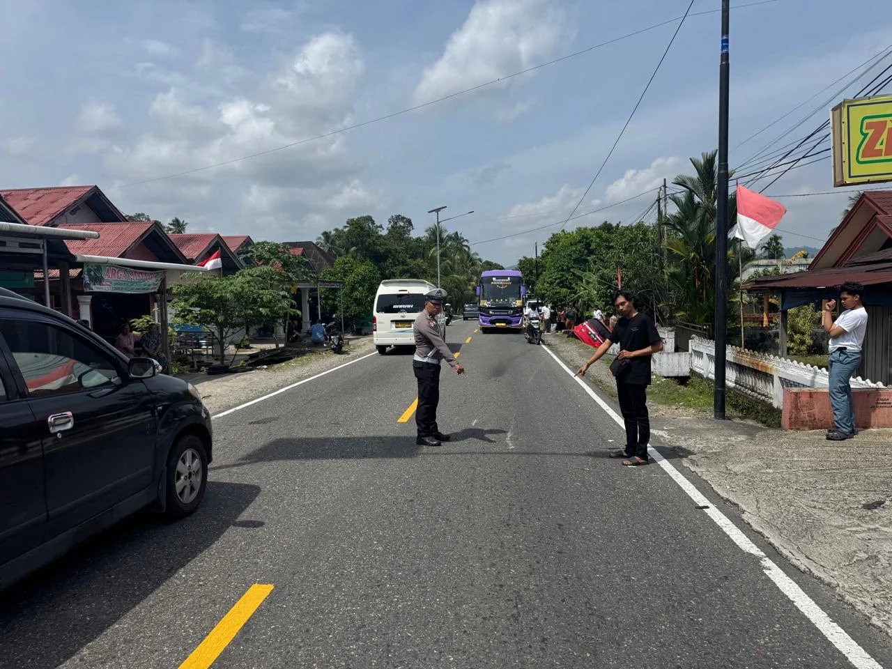 Sigra Senggol Avanza Hingga Tabrak Sepeda Motor di Jalan Padang-Bukittinggi, Tiga Orang Terluka